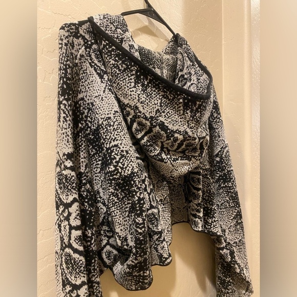 ‼️Snakeskin Cropped Hoodie Set‼️ - Picture 7 of 11